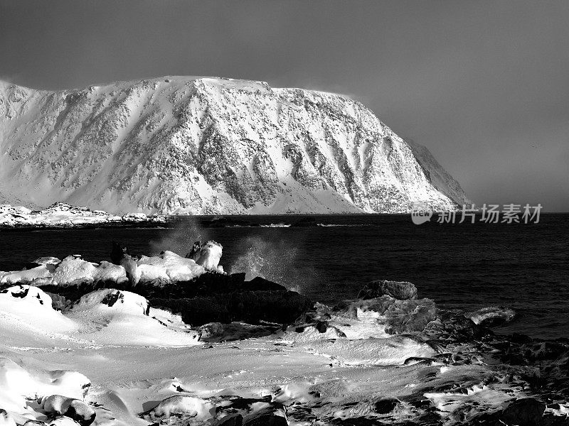 海浪在北方海岸，与雪山峭壁，在黑白- 1